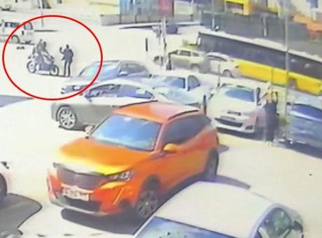 Ataşehir’de motosikletin yayaya çarptığı anlar kamerada