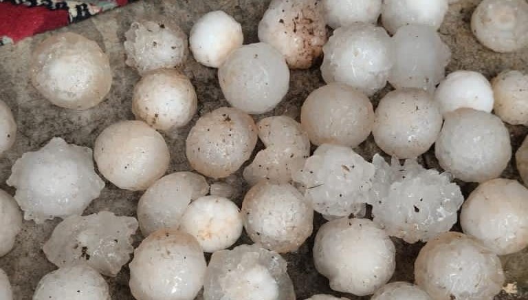 Şanlıurfa’da kar topu büyüklüğünde dolu yağdı