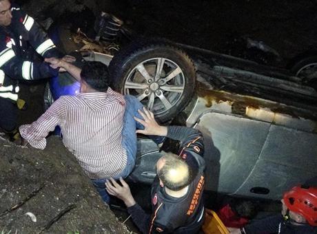 Kontrolden çıkan araç dereye uçtu! 3 kişi yaralandı