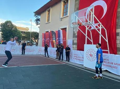 Bakan Bayraktar Erzincan’da gençlerle basketbol maçı yaptı