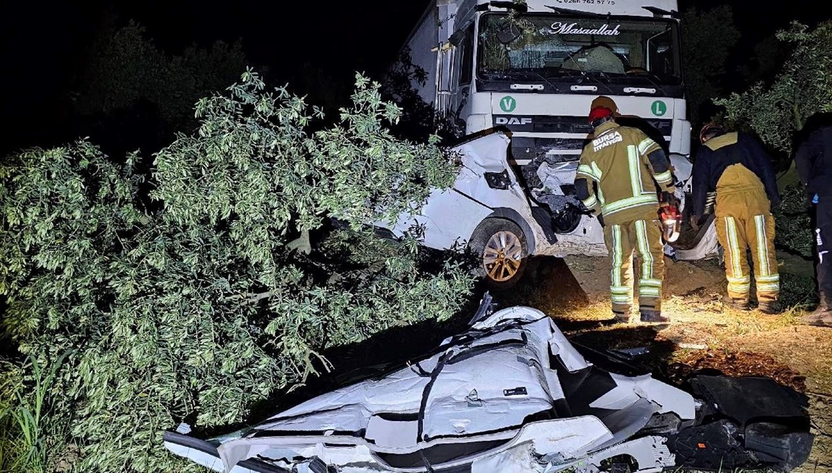 Tır otomobili biçip zeytinliğe daldı: 1 ölü