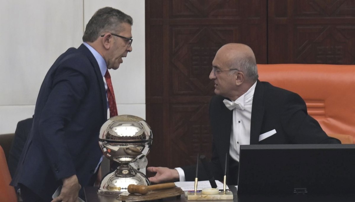 Meclis’te gerginlik: İYİ Partili Katip Üye başkanlık kürsüsüne vurdu