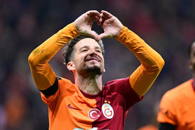 Galatasaray Mertens’in yerini o isimle dolduracak! Transferde rakip Como… O da gelmeye sıcak bakıyor