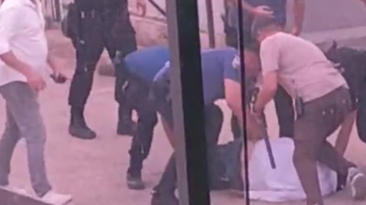 Şanlıurfa’da kavgayı ayırmaya çalışan polis memuru bıçaklandı