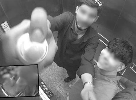 Kocaeli’de üst geçit asansörün güvenlik kamerasına köpük sıktı