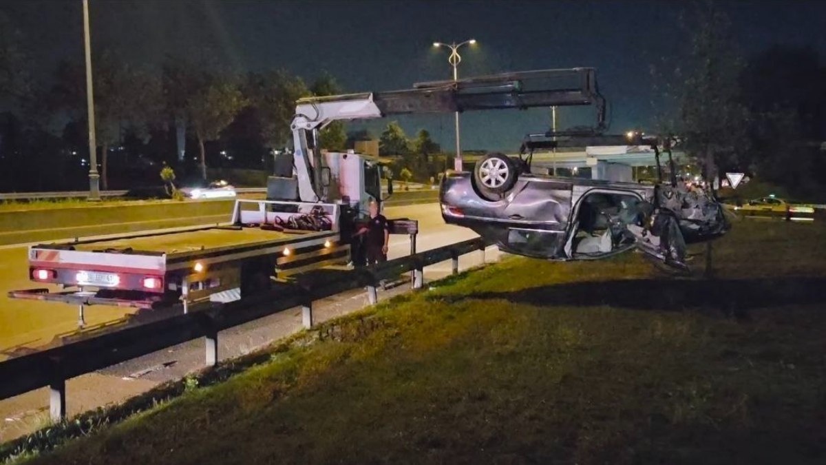 İstanbul’da otomobil bariyerlere çarpıp takla attı: 1 ölü, 3 yaralı