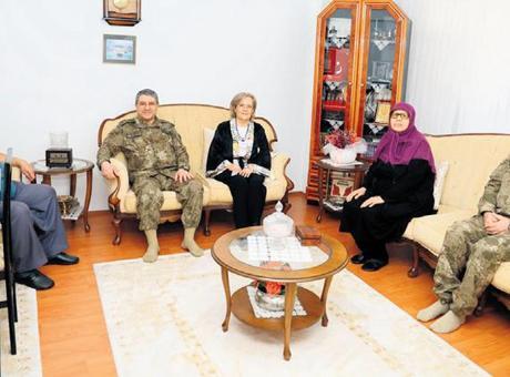 Komutandan şehit ailelerine ziyaret