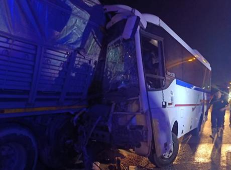 İşçi servis minibüsü, park halindeki TIR’a çarptı: 5’i ağır, 20 yaralı