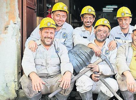 Omuz omuza madende çalışıyorlar