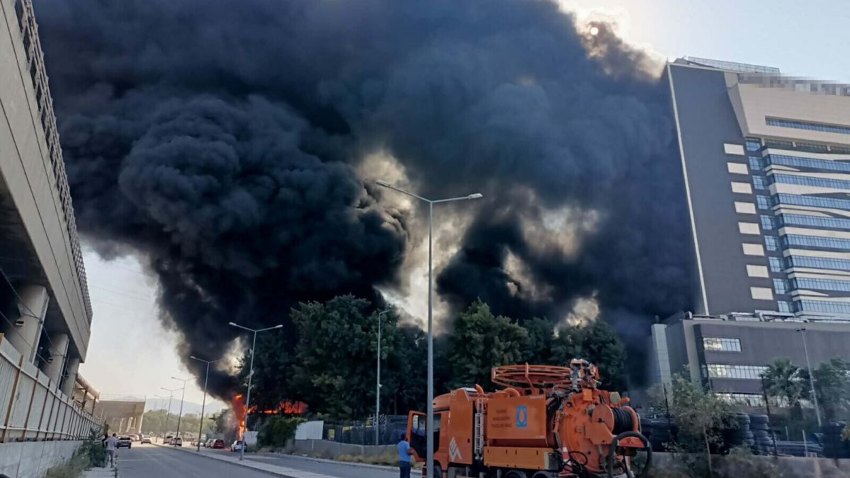 İzmir’de trafo yangını: Fabrika ve hastaneye sıçradı