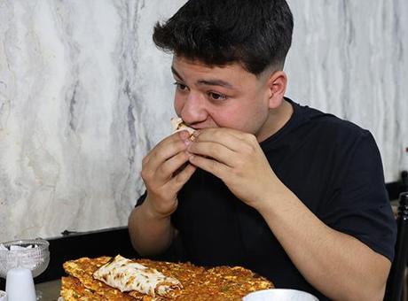 Bir oturuşta yediği yemek şoke ediyor: Midemin garipliği var