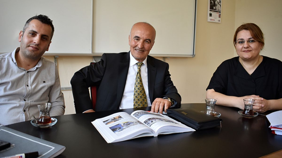 Bitlis’te 37 yıllık öğretmen, öğrencileriyle aynı okulda meslektaş oldu