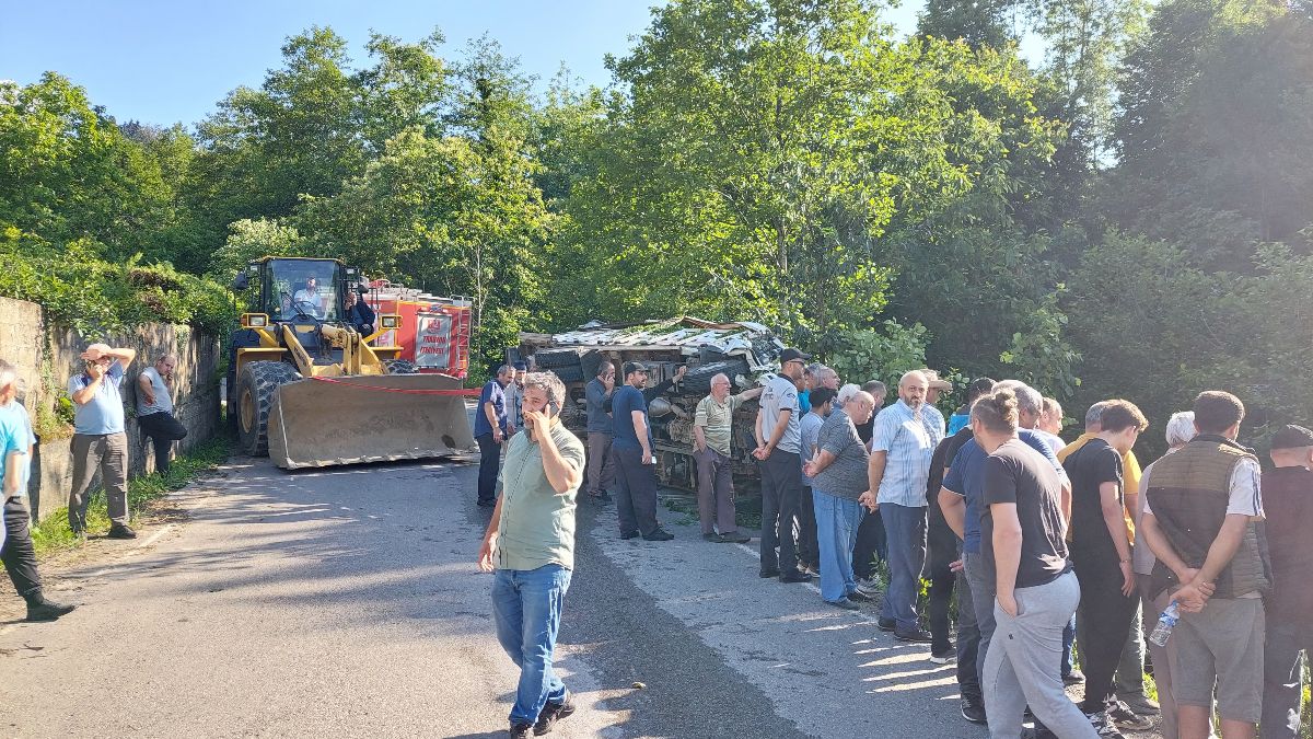 Trabzon’daki kazada çay yüklü kamyonet devrildi