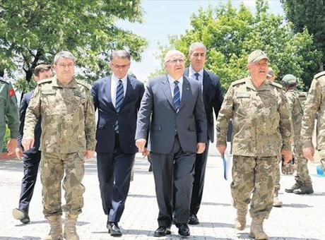 Güler ve komutanlar İran sınırında