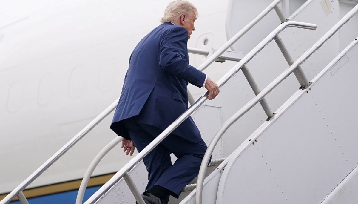 Trump uçağa binerken tökezledi
