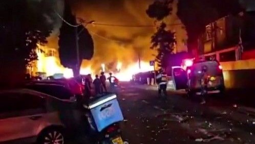 İran, İsrail’i vurdu: Hayfa sokaklarında yangın