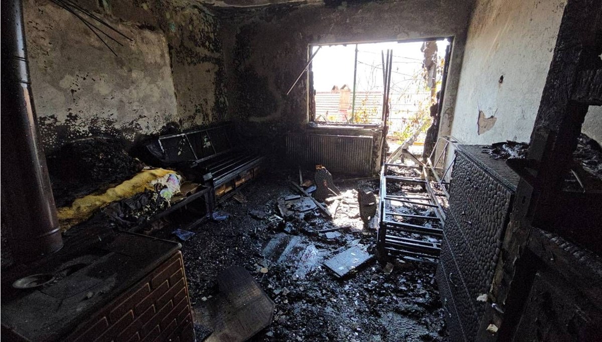 Elektrikli battaniye evi yaktı, yaşlı kadın son anda kurtarıldı