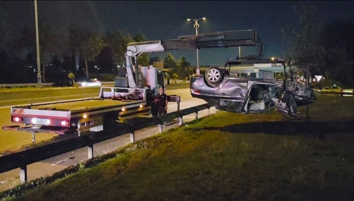 Bayrampaşa’da bariyerlere çarpan otomobil takla attı: 1 ölü, 3 yaralı