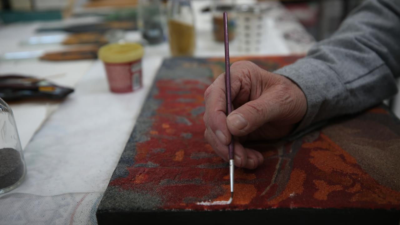 Kum tanelerini sanat eserine dönüştürüyor