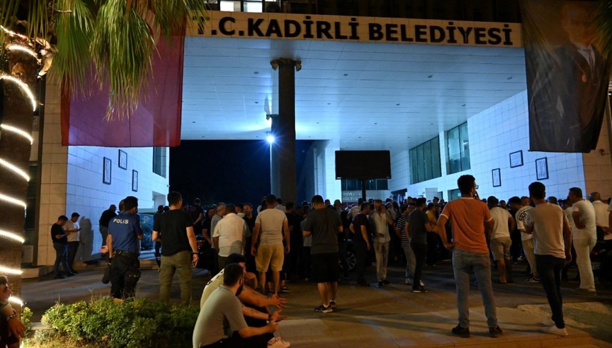 Osmaniye’de belediye binasına taşlı saldırı