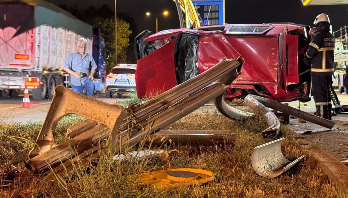 Akaryakıt istasyonuna dalan otomobil takla attı: 1’i ağır 2 yaralı