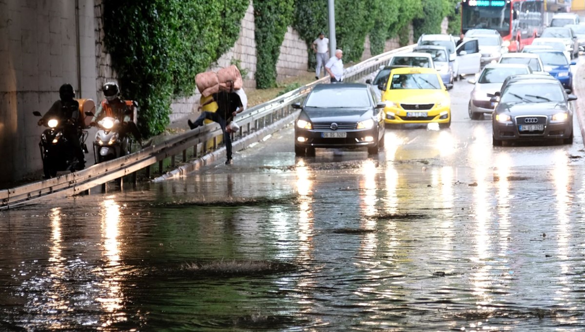 Konya’da şiddetli sağanak: Cadde, sokak ve altgeçitler suyla doldu