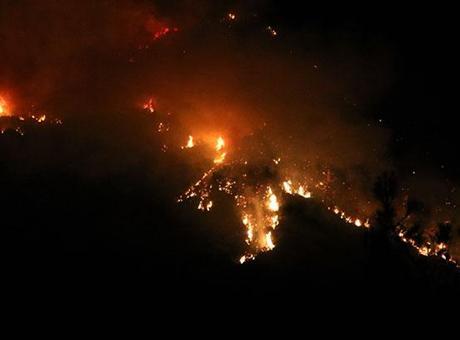 Kaş’taki orman yangınına ekiplerin karadan müdahalesi akşam saatlerinde de sürüyor