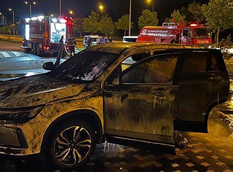 Şarj istasyonundaki elektrik araç alev alev yandı