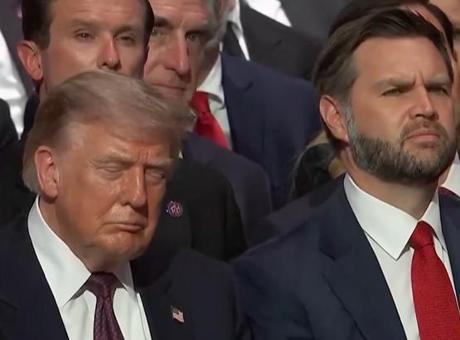 ABD Başkanı Trump cenazede ne yapacağını şaşırdı! Şok görüntüler: Önce uyukladı, sonra şeker yedi