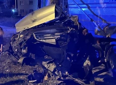 Sakarya’da feci kaza! Ağaca çarpan araç ikiye bölündü