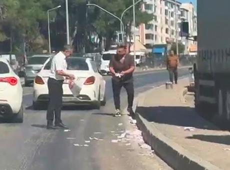 İzmir’de akılalmaz anlar! Elindeki paralar deste deste yola saçıldı: Trafik durdu