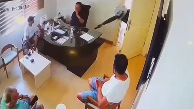 Mersin’de tatil sitesi başkanına silahlı saldırı: O anlar kamerada