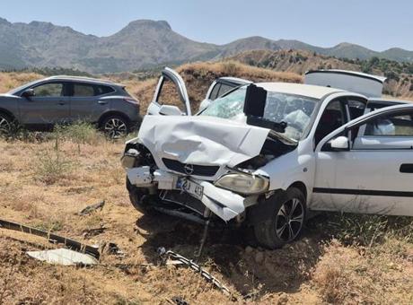 Otomobiller kafa kafaya çarpıştı! 1’i ağır, 10 yaralı