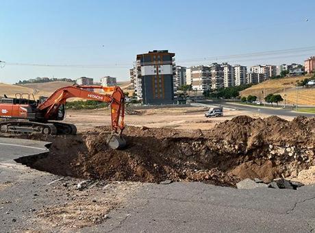 Batman’da ana isale hattının geçtiği yol çöktü