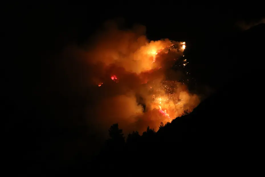 İzmir ve Antalya’da orman yangını. Gece olunca hava desteği durdu