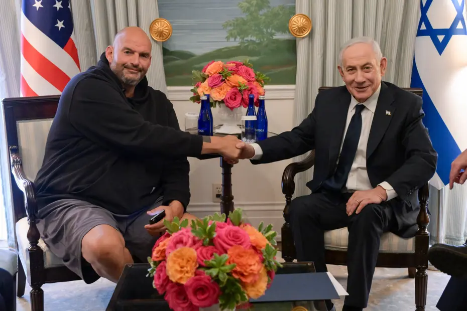 İsrail destekçisi senatör, Netanyahu’yu şortla karşıladı