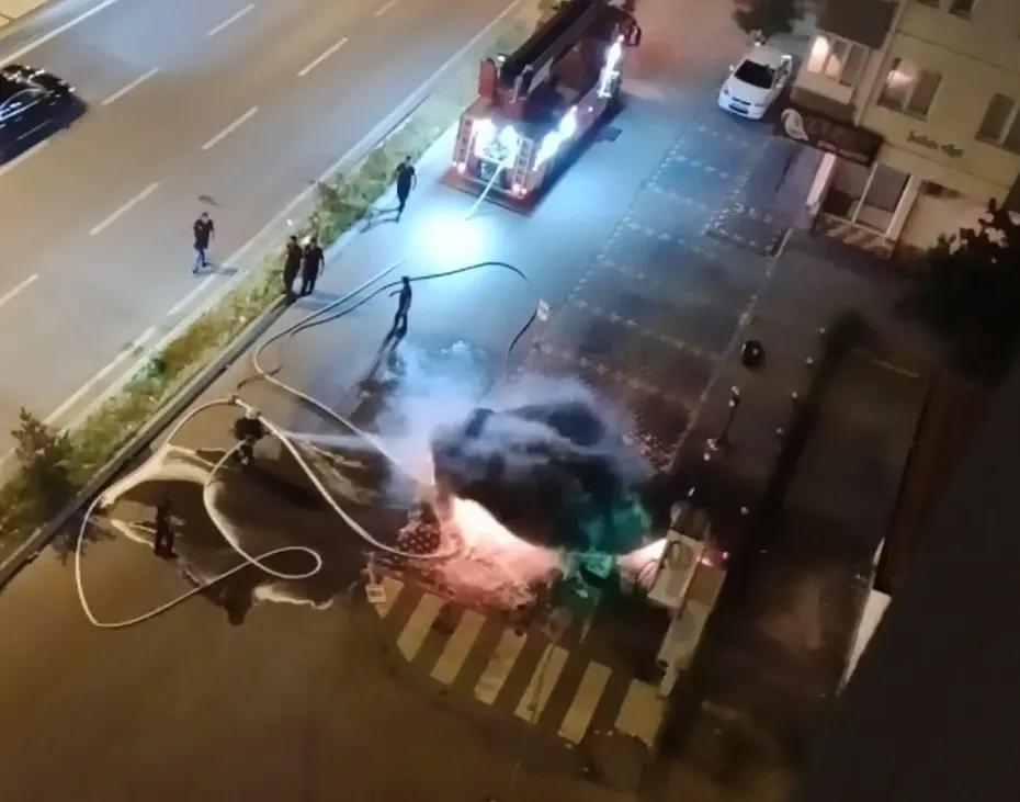 Şarj istasyonunda elektrikli otomobil alev aldı. Yangın battaniyesi ile müdahale