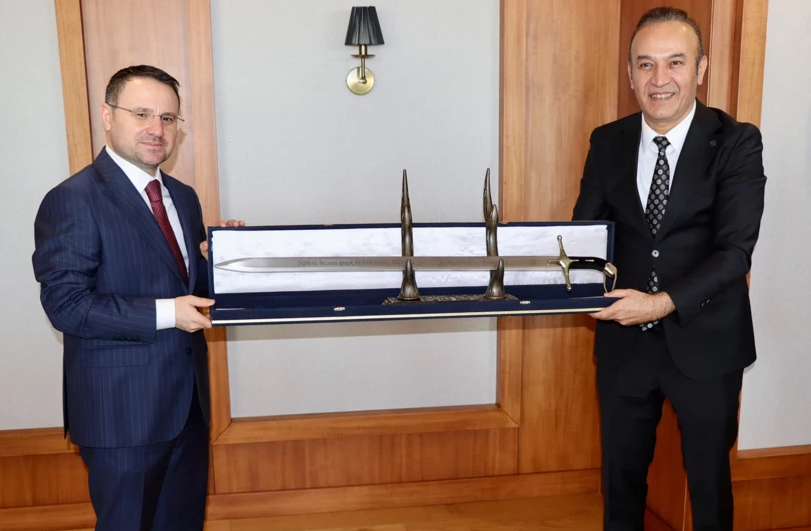 Akın Gürlek’e hediye edilen kılıcın üzerinde ne yazıyor? İşte dikkat çeken ayet