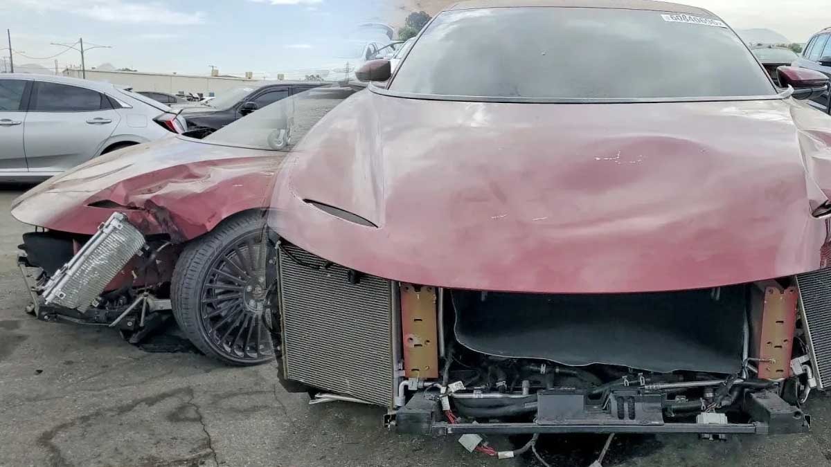 Dünya yıldızının eşsiz elektrikli otomobili 466 KM sonra hurdaya satıldı