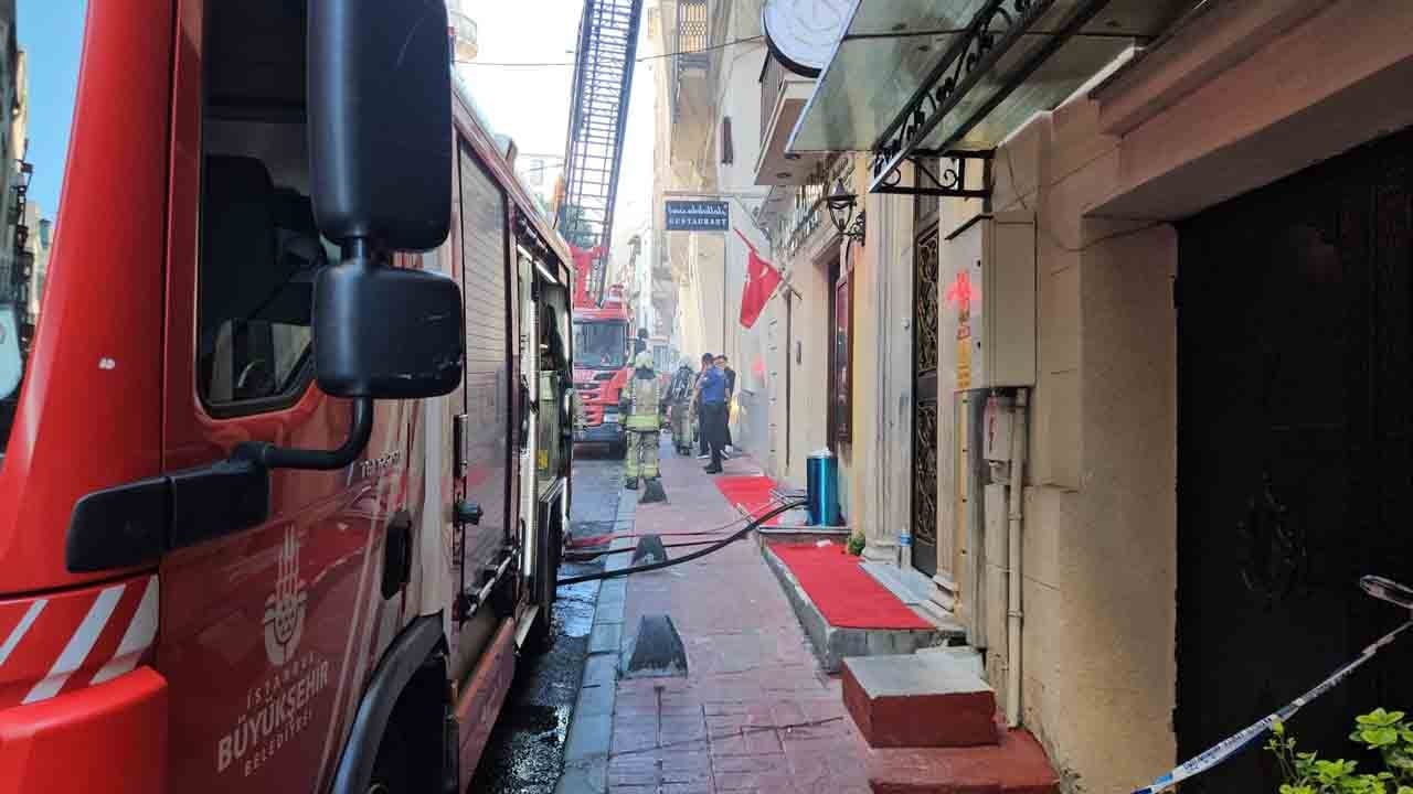 İstiklal Caddesi’nde alevler yükseldi: Restoranda çıkan yangın paniğe yol açtı
