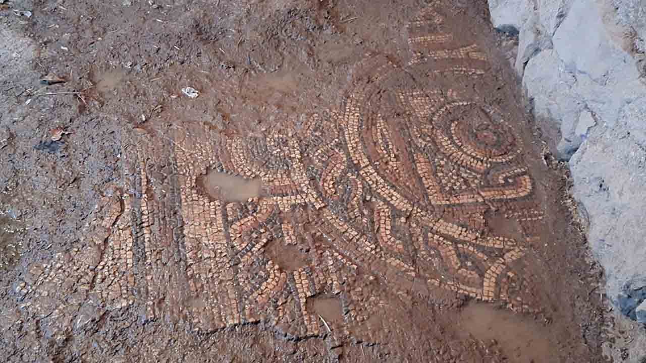 Mardin’de kaçakçılık operasyonu: 1500 yıllık Roma mozaiği ele geçirildi!