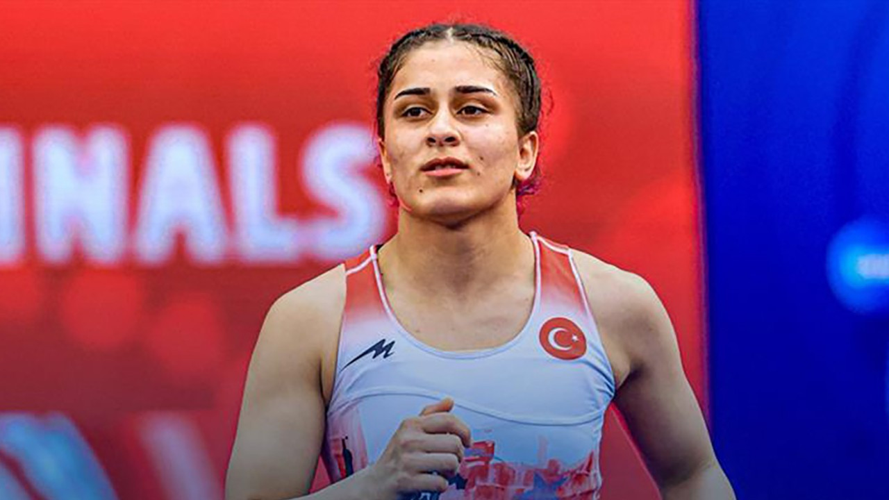 Milli güreşçi Özdenur Özmez, 17 yaş altında dünya şampiyonu oldu