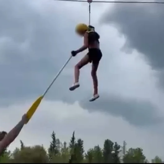 Ziplinede asılı kalan turist çocuğu rafting rehberi kurtardı