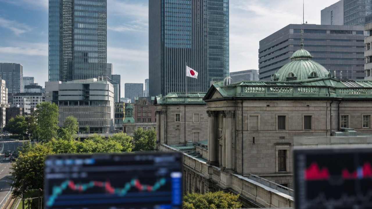 Japonya 17 ay sonra cari açığa düştü