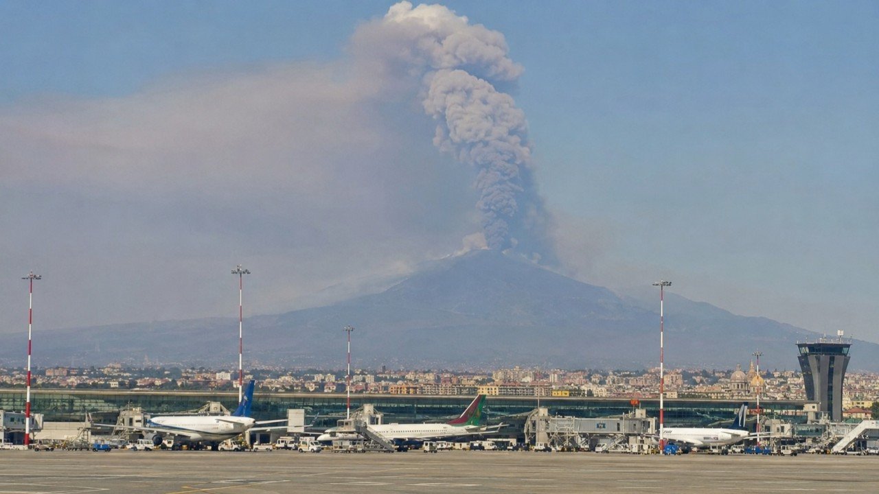 Sicilya tatiline Etna darbesi: Yüzlerce uçuş iptal edildi