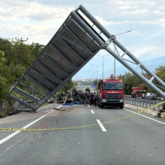 Karabük’te çekici karşı şeride geçip motosiklet ile çarpıştı: İki kişi hayatını kaybetti
