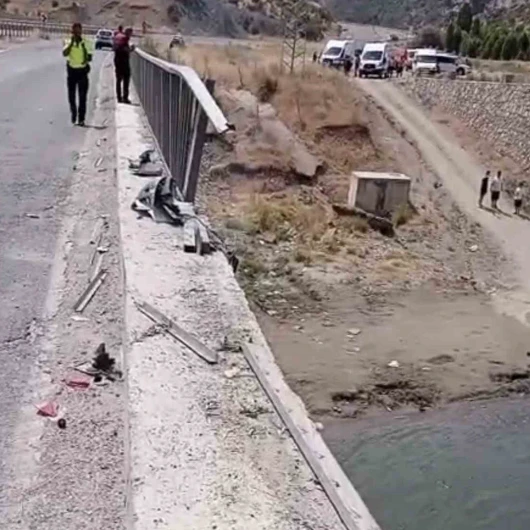 Otomobil Göksu Çayı’na düştü: Bariyer parçasının isabet ettiği çocuk yaralandı