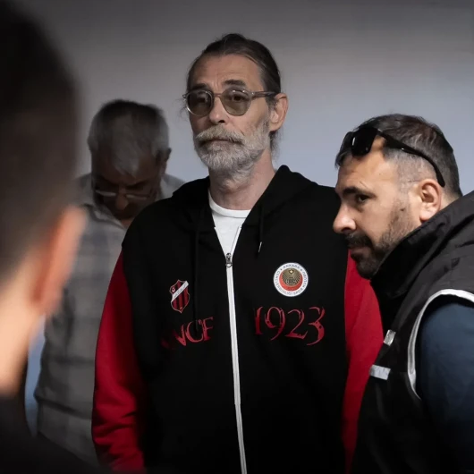 CHP’li Berhan Şimşek’ten Özgür Özel yönetimine ‘Erdal Beşikçioğlu’ tepkisi: Restoranda tanıştığın adamı başkan yaparsan bu olur