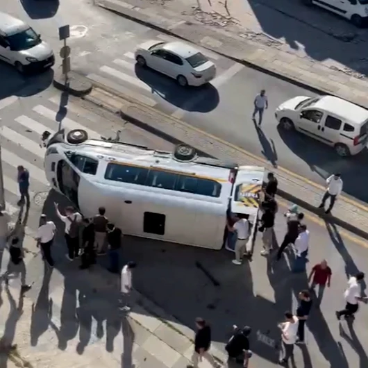Ankara’da minibüs ile otomobilin çarpıştığı kazada 3 kişi yaralandı