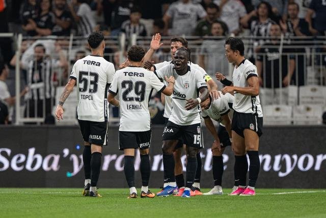 Beşiktaş’ın galibiyeti sonrası o isme övgüler yağdırdı! “Forma hiç ağır gelmiyor”